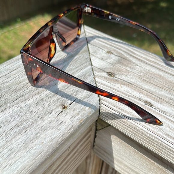 Chic Sunglasses - Picture 2 of 7